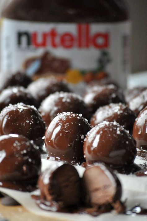 These melt-in-your-mouth dark chocolate Nutella Bonbons are perfect for yourself or great for sharing (the recipe makes 30). Nutella Milkshake, Nutella Recipes Easy, Nutella Desserts, Random Aesthetics, Nutella Recipes, Chocolate Nutella, Truffle Recipe, Homemade Butter, Homemade Candies