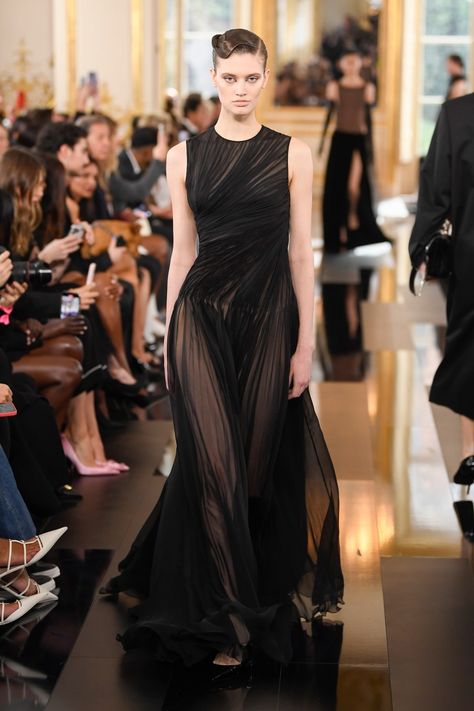 Black Dress Runway, Black And White Makeup, Valentino Runway, Pierpaolo Piccioli, Runway Shoes, Valentino Couture, Show Collection, Valentino Black, Runway Dresses