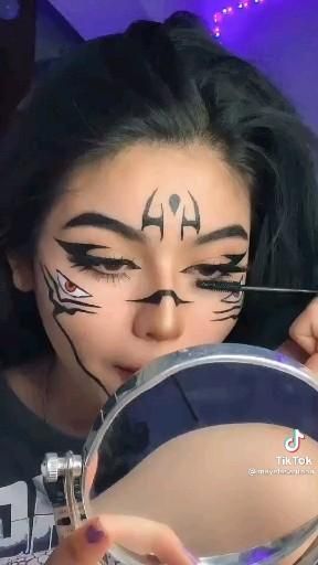 Sakuna Jujutsu Female Version, Sukuna Halloween Makeup, Anime Eyeliner Ideas, Sukuna Face Make Up, Sukuna Halloween Costume Girl, Jujutsu Kaisen Makeup Look, Anime Themed Makeup, Sakuna Jujutsu Cosplay Girl, Naruto Inspired Makeup