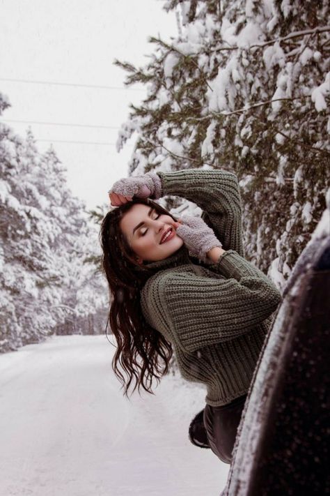 Snow Senior Pictures, Winter Portraits Photography, Winter Senior Pictures, Snow Outfits For Women, Snow Photoshoot, Winter Portraits, Snow Pictures, Bff Photoshoot Poses, Winter Photoshoot