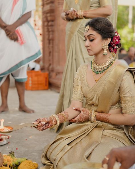 Eka | @aishwaryaarjun looks beautiful and radiant for the Gauri Pooja on her wedding day ✨ Seen here wearing a @thekanakavalliedit pure… | Instagram Ganesh Pooja Outfit For Bride, Kanjivaram Bridal Sarees, Tamil Wedding Saree Brides, Indian Wedding Saree Look, Pooja Outfit Indian, Engagement Look For Bride, Bridal Sarees For Wedding, Wedding Saree Look, Indian Wedding Saree Collection