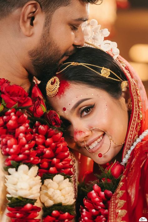 Varmala Couple Poses, Bengali Bridal Photoshoot, Bengali Wedding Photography Poses, Bengali Bride Aesthetic, Bengali Wedding Photoshoot, Marriage Poses Indian, Bridal Photography Poses Couple, Bengali Wedding Couple Poses, Bengali Wedding Aesthetic