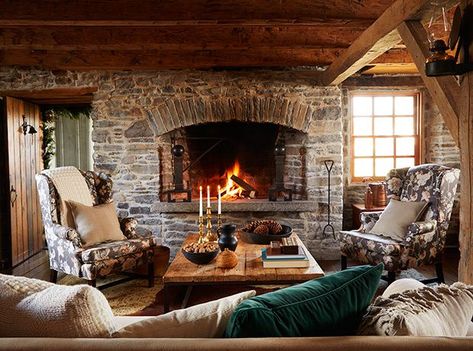 Winter Living Room, Snug Room, Stone Farmhouse, Tuscan Design, Christmas Living Rooms, Cozy Farmhouse, Family Room Design, Country House Decor, Living Room With Fireplace