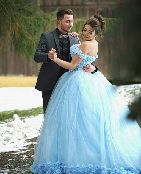 Prewedding Gown Photography, Pre Wedding Photoshoot Gown Ideas, Couple Poses Gown, Tail Gown For Pre Wedding Photoshoot, Pre Wedding Gown Design, Gown Photoshoot Poses Couple, Couple Poses In Gown, Gown Prewedding Shoot, Pre Wedding Gown Photoshoot