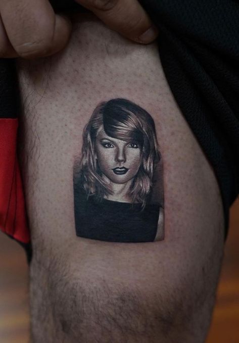 Vinyl Tattoo, Taylor Swift Tattoo Ideas, Swift Tattoo, Christian Tattoo, Tribute Tattoos, Iconic Celebrities, Taylor Swift Tattoo, Wall Trends, Small Cardigan