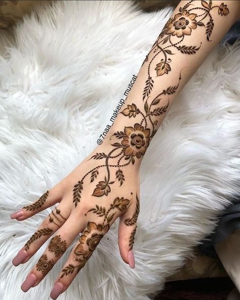 Henna Designs Back, Henna Flower Designs, Latest Arabic Mehndi Designs, Khafif Mehndi Design, Arabic Henna Designs, Floral Henna Designs, Tato Henna, Henna Art Designs, Modern Henna Designs