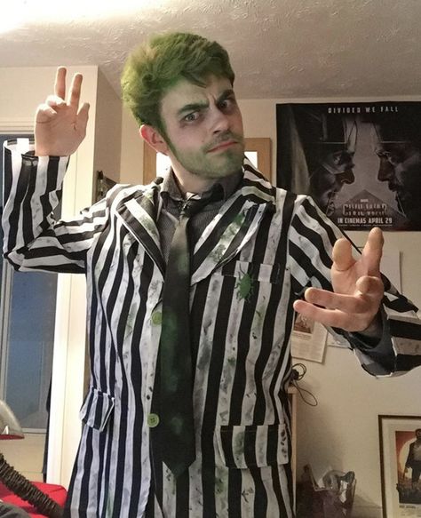 betelgeuse cosplay Beetlejuice Costume Male, Cowboy Beetlejuice, Beetle Juice Makeup Men, Beetle Juice Cosplay, Beetlejuice Makeup Men, Beetle Juice Costume, Beetlejuice Outfits, Beetlejuice Green, Beetlejuice Cosplay