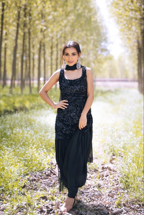 Patiala Black Suit, Sleeveless Patiala Suit Design, Sleeveless Punjabi Suit Designs, Black Suit Salwar Design Punjabi, Sleeveless Suits Design Indian, Patiala Salwar Suits Neck Designs, Sleeveless Patiala Suit, Sleeveless Suits For Women Indian, Black Suit Makeup Look Indian