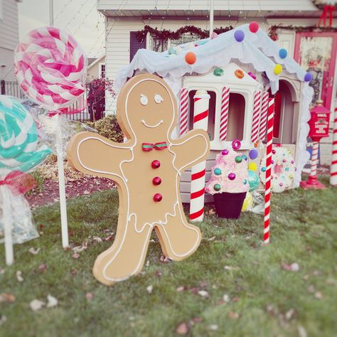 DIY Outdoor Candy Land Decorations Diy Candyland Christmas Decorations, Candyland Christmas Decorations, Diy Candyland, Christmas Parade Floats, Candy Decorations Diy, Outdoor Christmas Diy, Diy Christmas Candy, Gingerbread Christmas Decor, Christmas Yard Art