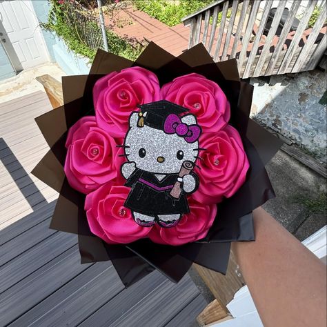 💗Graduation Bouquet Hello Kitty 💗 Text me 754-272-7764 or put a comment #hellokitty #hellokittybouquet #bouquet #eternalflower #hellokittybouquet #usa #smallbusiness Bouquet Hello Kitty, Hello Kitty Text, Home Bouquet, Ribbon Flowers Bouquet, Graduation Bouquet, Pretty Iphone Cases, Hello Kitty Christmas, Bouquet Ideas, Ribbon Flowers