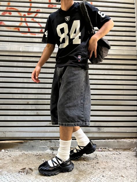 Jorts Aesthetic Outfit Boy, Jorts Outfit Idea Men Y2k, Alt Mens Outfits, Skater Boy Summer Outfits, Jorts Mens Outfits Streetwear, Jorts Fit Men, Baseball Outfits Men, Y2k Jorts Outfit, Guys Clothing Styles Summer