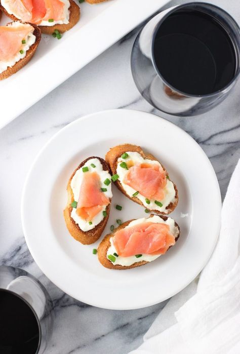 Smoked Salmon Ideas, Appy Recipes, Smoked Salmon Crostini, Salmon Crostini, Salmon Ideas, Bagel Sandwich Recipes, Salmon Pie, Smoked Salmon Bagel, Salmon Bagel