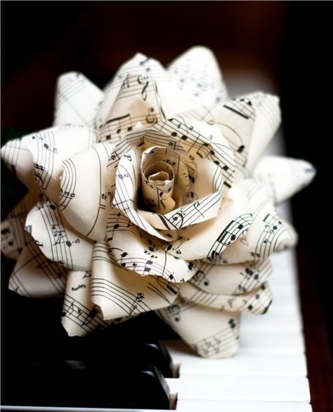 Dishfunctional Designs: Upcycled Sheet Music Crafts Sheet Music Flowers, Upcycled Books Crafts, Tattoo Band, Sheet Music Crafts, Tattoo Diy, Music Flower, Diy Tumblr, Repurposed Art, Old Sheet Music