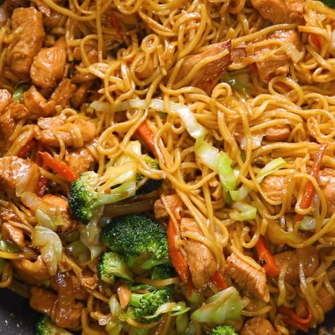 Broccoli Chow Mein, Shrimp Chow Mein, Chicken Udon, Chow Mein Recipe, Beef Broccoli, Wok Cooking, Chicken Chow Mein, Chicken Teriyaki, Tasty Videos