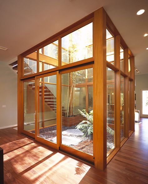 Cube House in San Francisco by John Maniscalco Architecture. This is so cool, a two level garden inside the house. Cube House, Atrium House, Atrium Design, Old Victorian Homes, San Francisco Houses, Cob House, Up House, House Design Photos, Modern Exterior