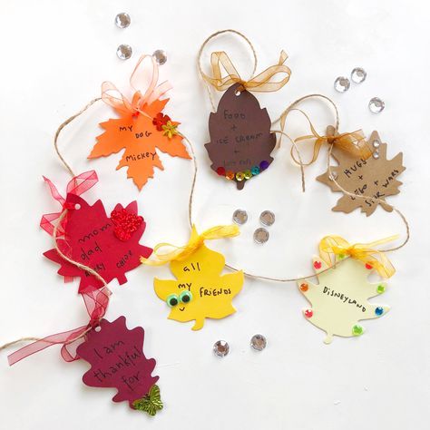 Enjoy the Thanksgiving Season moment to talk to kids about gratitude while crafting a gratitude garland to decorate your house for Thanksgiving! You can also work together on some individual leaves with messages of appreciation to be given to teachers, best friends, family and even to strangers! Gratitude Wreath, Thankful Tree Craft, Gratitude Crafts, Thankful Crafts, Thanksgiving Drawings, Thanksgiving Crafts Preschool, Easy Thanksgiving Crafts, Thanksgiving Gratitude, Thankful Tree