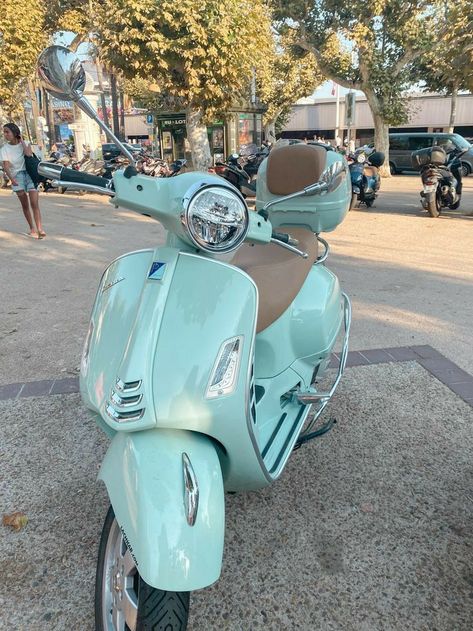 Italy Aesthetic Girl, Vespa Motorcycle, Vintage Moped, Vespa S, Bike Aesthetic, Moto Scooter, Motorcycle Aesthetic, Moped Scooter, Vespa Lambretta