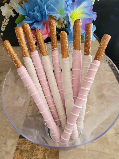 1 dozen chocolate covered pretzels pink and white If you need by a specific date please input in personalization box. Crown Quince, Hair Quince, Sweet Sixteen Birthday Party Ideas, Pretzel Dip, Covered Pretzels, Pretzel Rods, Pink Birthday Party, Quince Hairstyles, Sweet Sixteen Birthday