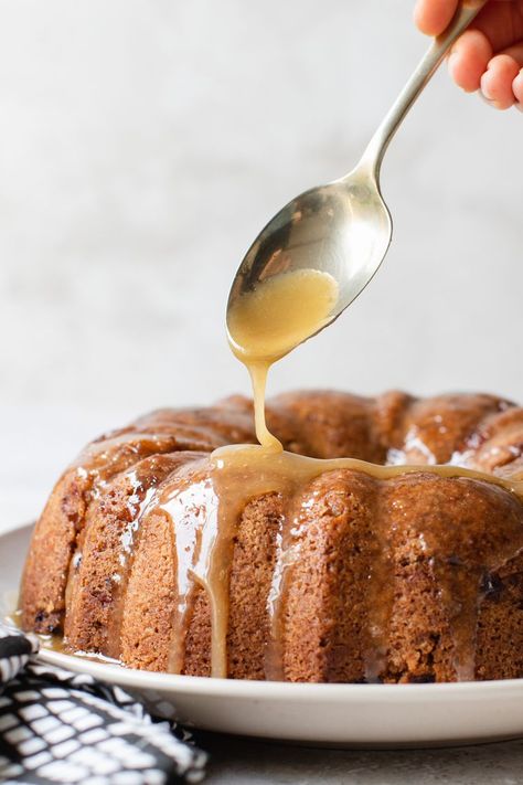 Fresh Apple Bundt Cake Pumpkin Coffee Cake Recipes, Sticky Toffee Pudding Cake, Spice Cake Mix And Pumpkin, Maple Icing, Pumpkin Coffee Cake, Butter Pound Cake, Apple Bundt Cake, Cakes To Make, Pumpkin Bundt Cake