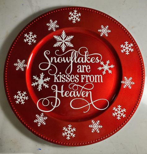 Charger Christmas Ideas, Charger Plate Christmas Ideas, Christmas Charger Plate Ideas, Dyi Snowflakes, Christmas Plates Diy, Charger Plates Christmas, Red Charger, Charger Plate Crafts, Silver Chargers