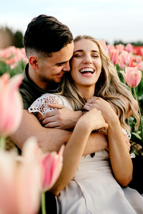 Pink Tulip Field, Shooting Photo Couple, Photoshoot Wallpaper, Zicxa Photos, Farm Engagement Photos, Field Engagement Photos, Shooting Couple, Field Photoshoot, Tulip Field