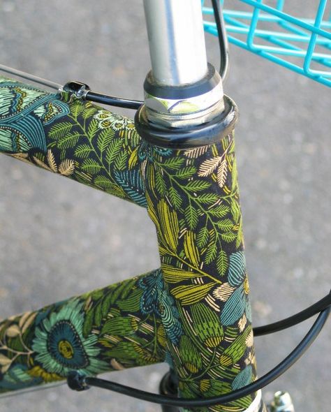 D.I.Y Tuesday – fabric covered bike. Possible? Logo Velo, Bici Fixed, Bicycle Paint Job, Paint Bike, Bicycle Diy, Biking Diy, Bicycle Painting, Fixie Bike, Bike Basket