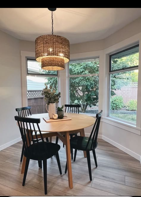 Round Kitchen Table Black Chairs, Light Wood Table Decor, Round Oak Dining Table And Chairs, Round Oak Table With Black Chairs, Wood Kitchen Table With Black Chairs, Small Circle Dinner Table, Styling White Kitchen, Small Kitchen Table And Chairs, Dining Room Inspiration Round Table