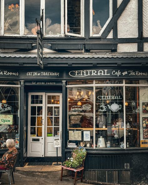 After having a few trips to various places these last few weeks it’s time to wander the streets of my hometown of Stamford and soak in the Georgian period charms. - #historicpreservation #georgianarchitecture #georgianhouse #igersstamford #stamford #classicalarchitecture #england #historicbuildings #historicbuilding #lincolnshire #britishhouse #englishstyle #englisharchitecture #perfecthomesofinstagram #visitengland #englishhome #prettystreets #instatravel #shopstamford Stamford England, Central Cafe, Stamford Lincolnshire, British House, English Architecture, Georgian Architecture, Visiting England, Georgian Homes, English House