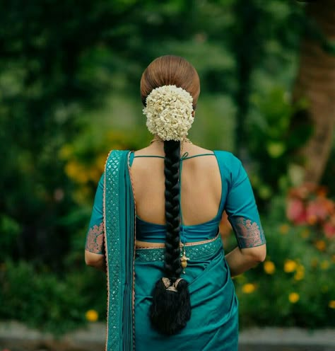 Kerala Look, Hairstyle For Engagement, Simple Hairstyle For Saree, Hairstyles For Saree, Hairstyle For Saree, Jadai Billai, South Indian Wedding Hairstyles, Green Blouse Designs, Poola Jada