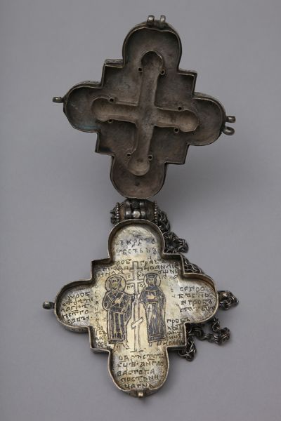 Reliquary Cross,13th century -Byzantine or Russian. This cross is an encolpion—a work made to hold relics and to be worn, hung from a chain, on the chest. It opens like a locket and is richly decorated and inscribed inside and out. Pearl Art, Byzantine Art, Religious Symbols, Medieval Jewelry, Saint John, St Helena, Religious Icons, Ancient Jewelry, Art Institute Of Chicago