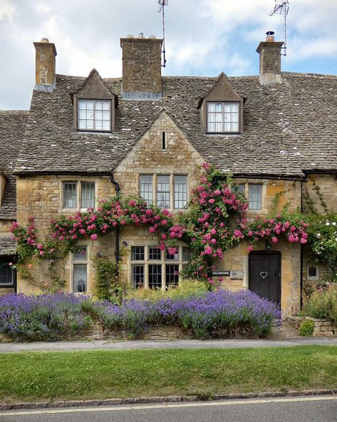 Dream home inspiration? We think so 🌿🏘🌹 📸 janet.comer #broadwaycotswolds #climbingroses #discovercotswolds #dream home The Cotswolds England, Cotswold House, Photography Places, British Cottage, Cotswolds England, Have A Lovely Weekend, House Hunters, Dream Cottage, Countryside House