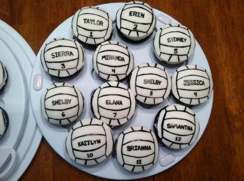 volleyball cupcakes- would be cute with every team members name on their cupcake or just the birthday girl! Volleyball Desserts, Cake Volleyball, Volleyball Treats, Volleyball Cupcakes, Volleyball Snacks, Sports Cupcakes, Sports Celebration, Volleyball Cookies, Volleyball Decor