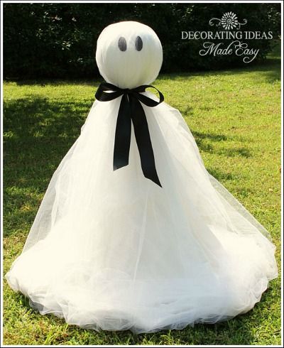 If you are looking for cheap Halloween decorations, this little ghost is perfect! It is easy and cheap to make! All you need to make this little guy is a metal tomato stand, Styrofoam ball, white tulle, old sheet, ribbon, and self-adhesive felt! Fall Yard, Cheap Halloween Decorations, Classy Halloween Decor, Classy Halloween, Halloween Ghost Decorations, Hallowen Ideas, Pretty Halloween, Adornos Halloween, Cheap Halloween