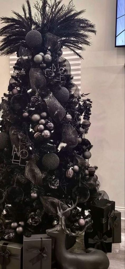 Black Xmas Tree, Black And White Christmas Tree, Black Christmas Tree Decorations, Grey Christmas Tree, Black Christmas Decorations, Black Christmas Tree, Christmas Tree Inspo, Black And White Christmas, Christmas Tree Decorating Themes