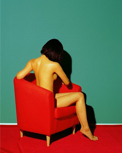 Seoul-based photographer Rala Choi’s (@ralachoi) use of rich textures and saturated colors often makes viewers question whether they’re indeed looking at a photograph or an oil painting. See more of his work on http://neocha.com/magazine/rala-chois-faceless-portraits/ Colorful Inspiration, Choi Hansol, Faceless Portrait, Long Time Friends, Anais Nin, Famous Photographers, Magazine Photography, Saturated Color, Photography Inspo