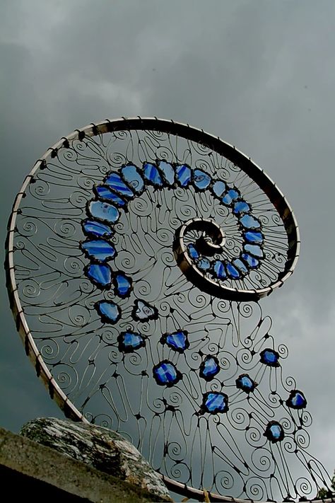 the glass archive Sculptures Sur Fil, L'art Du Vitrail, Spiral Art, Blue Spiral, Sculpture Metal, Wire Sculpture, Outdoor Art, A Metal, Land Art