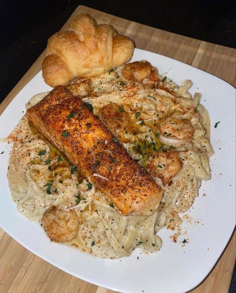 Salmon Shrimp Pasta, Salmon Alfredo, Apartment Recipes, Foodie Lover, Soul Food Dinner, Chefs Kiss, Chicken And Shrimp, Chicken And Shrimp Pasta, Food Babe