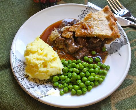 Steak Pie with Peas, Mashed Potatoes and Gravy// Delicious! I made the puff pastry variation. Really fantastic! Pie And Peas, How To Make Steak, Mashed Potatoes And Gravy, Potatoes And Gravy, Steak Pie, Pie And Mash, Hp Sauce, British Cooking, British Foods