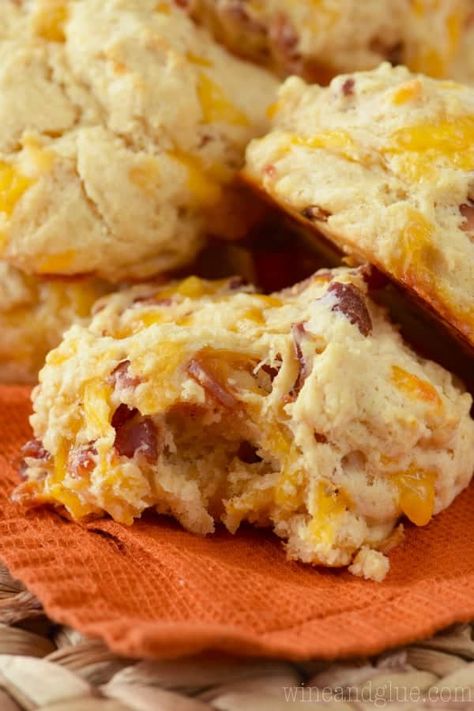 Cheddar Bacon Biscuits, Bacon Cheddar Biscuits, Bacon Biscuits, Biscuit Cups, Baking Bad, Baked Breads, Dairy Free Treats, Cheese Scones, Easy Bacon