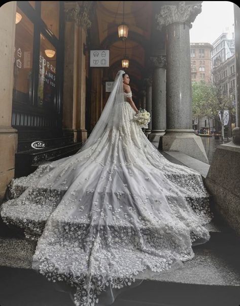 Veil Fashion, Dress Outfit Winter, Mini Dress With Bow, Bridal Veils And Headpieces, Cathedral Bridal Veils, Long Veil Wedding, Mini Dress Outfit, Bride Veil, Long Train Wedding Dress