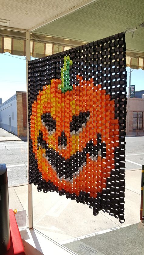 Halloween Picture Window Ideas, Halloween Crafts For Window, Paper Chain Halloween Decorations, Paper Chain Pumpkin, Diy Halloween Window Display, Paper Chain Halloween, Diy Halloween Window Decor, Window Decoration Ideas For School Autumn, Halloween Decorations Construction Paper