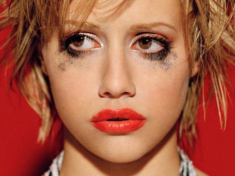 I miss seeing this gorgeous girl on the big screen. RIP Britt Murphy Brittany Murphy, I'm With The Band, Baby Boomer, Red Lipstick, I Icon, Art Reference Photos, Makeup Inspo, Pretty People, Beautiful People