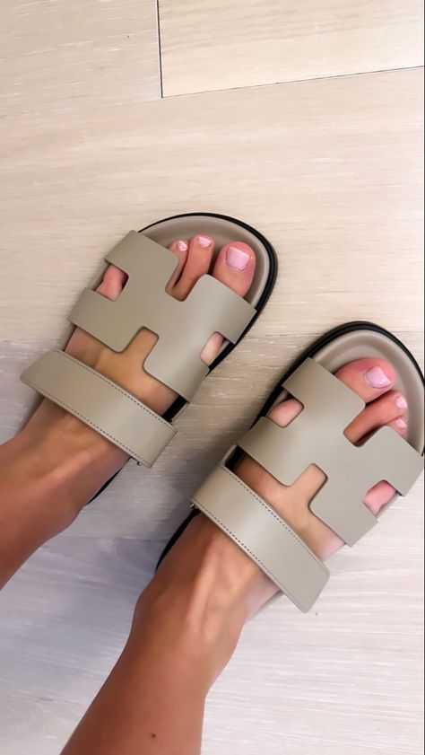 Hermes sandal, hermes chypre, designer shoes, shoes, sandals, chic, neutral Dad Sandals Outfit, Sandal Hermes, Hermes Sandal, Hermes Heels, Sandal Outfits, Hermes Slippers, Swag Hats, Shoes World, Soft Slippers