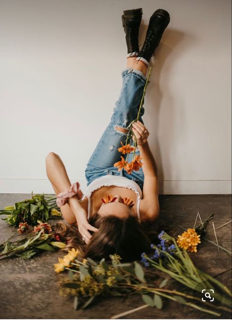 Small Photoshoot Ideas, Inside Photoshoot Ideas Instagram, Free Photoshoot Ideas, Studio Portraits With Flowers, Photo Shoot With Bouquet Of Flowers, Easy Photoshoot Ideas Outside, Boho Indoor Photoshoot, Flower Photoshoot Indoor, Indoor Flower Photoshoot Ideas