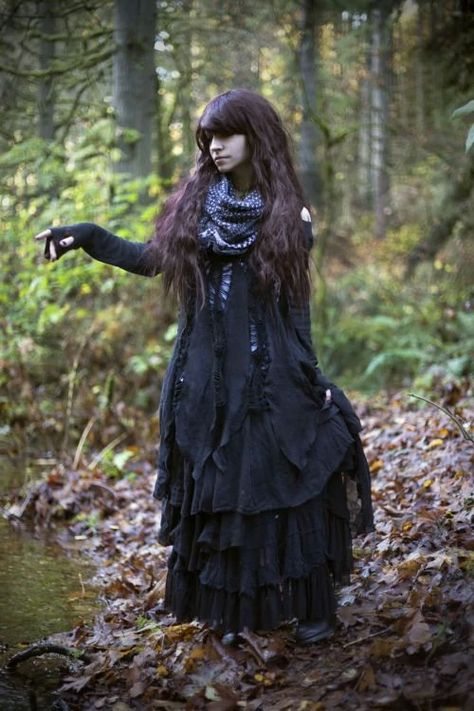 Dark Mori Witch, Dark Mori Kei, Dark Mori Fashion, Goth Cottagecore, Strega Fashion, Dark Mori, Arte Punk, Mori Fashion, Mori Girl Fashion