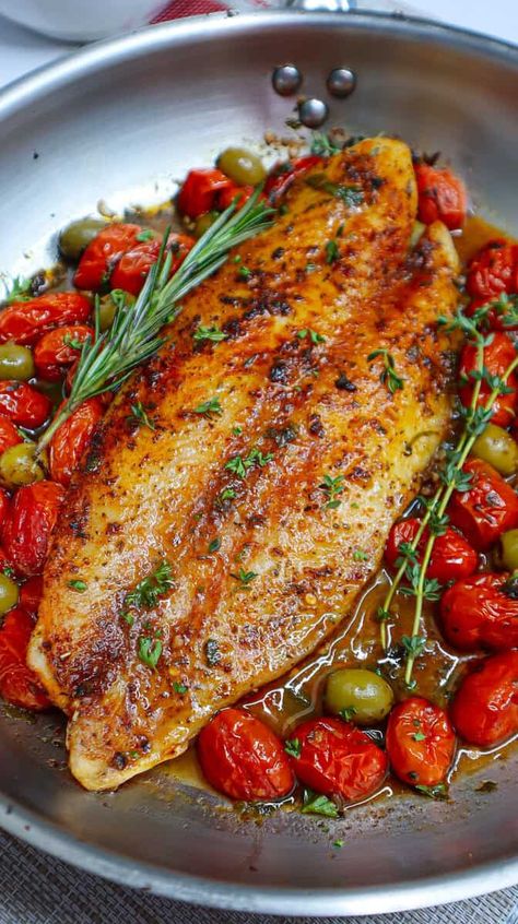 Baked Fish with Cherry Tomatoes and Olives Mediterranean Baked Fish, Fish Fillet Recipe, Fish Dinner Recipes, Plats Healthy, Easy Mediterranean Diet Recipes, One Pot Dinners, Fish Recipes Healthy, Fish Dinner, Baked Fish