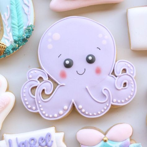 A Modern Cookie on Instagram: “Happy Sunday! Sharing some close ups from this mermaid birthday set! I haven’t made this octopus in over 2 years, but he sure is…” Turtle Birthday, Cute Cookies, Mermaid Birthday, Marinara, Royal Icing, Happy Sunday, Cookie Decorating, Biscotti, Sugar Cookies