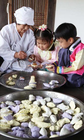 Chuseok Aesthetic, Chuseok Festival, Harvest Moon Festival, Buddha Birthday, Asian Festival, Steamed Rice Cake, Moon Festival, Lunar Calendar, Korean Wave