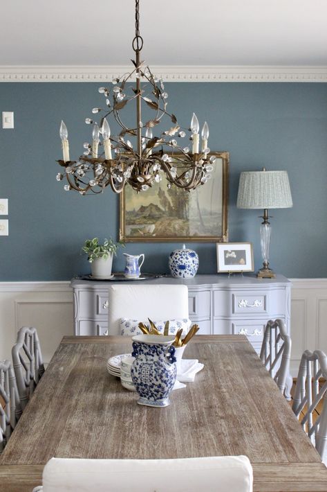 Grand Millennial Dining Room, Dining Room Decor Blue, Wall Dining Room Decor, Blue Dining Room Ideas, Blue Dinning Room, Coffered Ceiling Dining Room, Dining Room Paint Color Ideas, Dining Room Colorful, White Dining Room Decor