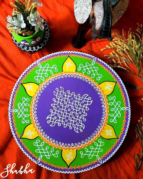 Circular Paintings, Rangoli Decoration, Kolam Art, Devotional Topics, Handmade Wall Hangings, Plate Painting, Motivational Poems, Ganapati Decoration, Fabric Wall Decor